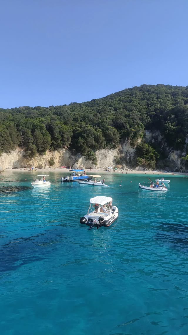Elena sulla barca a Corfù